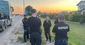 ШОКУЮЧИЙ ІНЦИДЕНТ НА ХМЕЛЬНИЧЧИНІ: ВОДІЙ-ДАЛЕКОБІЙНИК НАПАВ НА 13-РІЧНУ ДІВЧИНУ, АЛЕ ЇЙ ВДАЛОСЯ ВТЕКТИ!