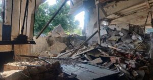 Атака дронами на Сумщину — удар по кінно-спортивній школі, є втрати серед коней — Укрaїнa