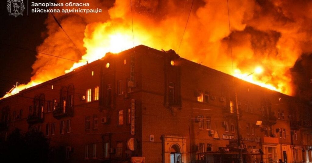 Росіяни завдали п’ять ударів по Запоріжжю: є загиблий, пошкоджені будинки, ТЦ та навчальний заклад, фото — Укрaїнa Росіяни завдали п’ять ударів по Запоріжжю: є загиблий, пошкоджені будинки, ТЦ та навчальний заклад, фото — Укрaїнa