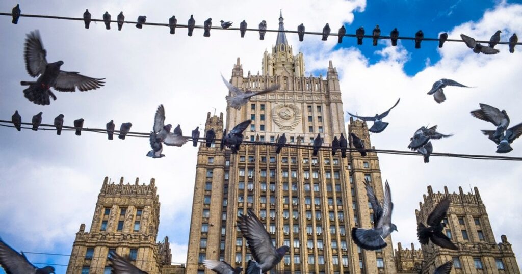 Дипломатичний "десант" із Європи: посли трьох країн прибули до РФ на переговори Дипломатичний "десант" із Європи: посли трьох країн прибули до РФ на переговори