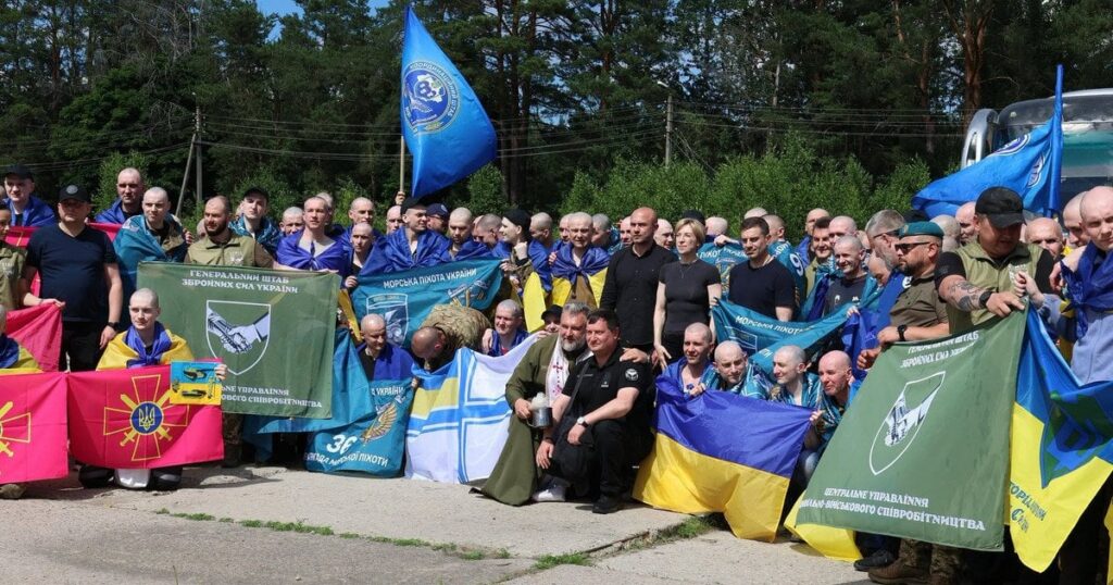 Обмін полоненими - як повертаються звільнені 160 українських воїнів — Укрaїнa