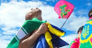 "Боже, я сина не впізнав": Мережу розчулив дзвінок прикордонника у перші хвилини після звільнення (відео)