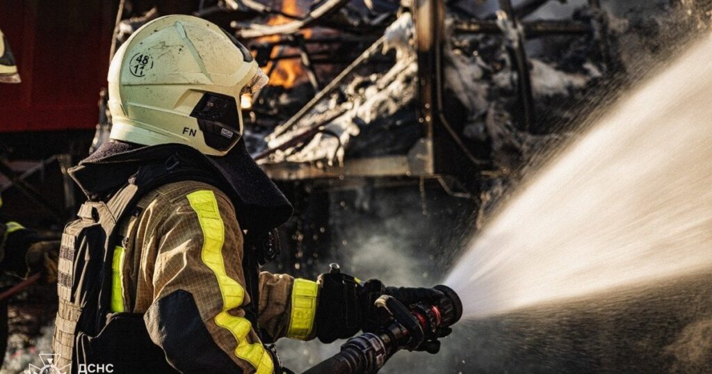Росія атакувала поштовий термінал під Харковом: рятувальники потрапили під повторний удар (фото) Росія атакувала поштовий термінал під Харковом: рятувальники потрапили під повторний удар (фото)