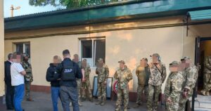 Працівники ТЦК на Одещині — ДБР заявило про катування, вимагання та гучні факти насильства — Укрaїнa