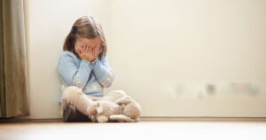 Трусами по попі: у Києві спалахнув скандал через дивне виховання маленької дитини