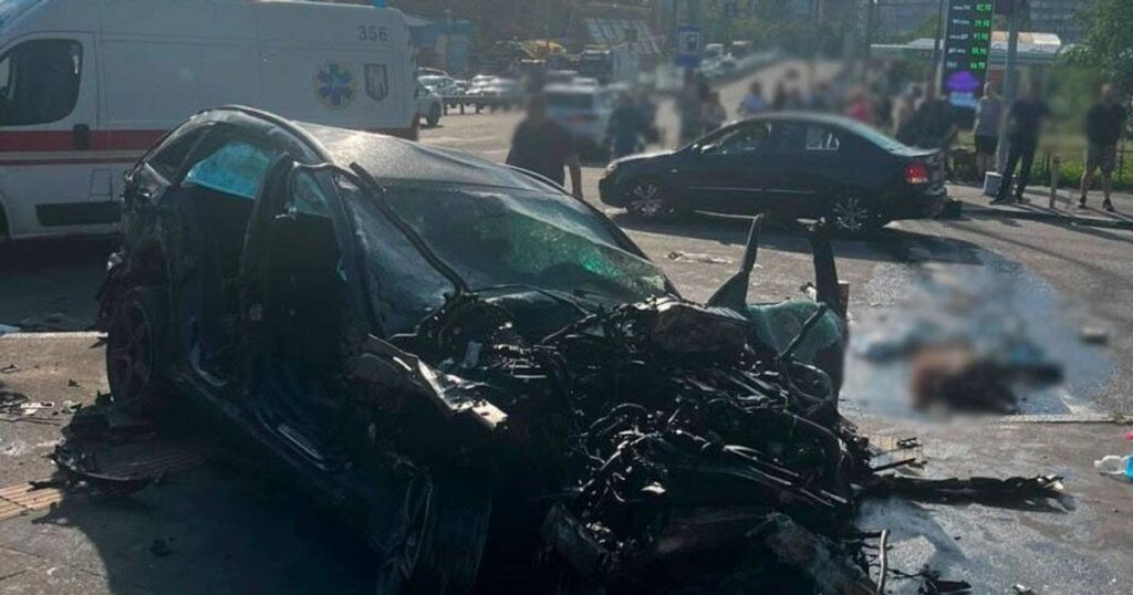 Відео смертельної ДТП у Києві — водій влетів у перехід — Київ Відео смертельної ДТП у Києві — водій влетів у перехід — Київ