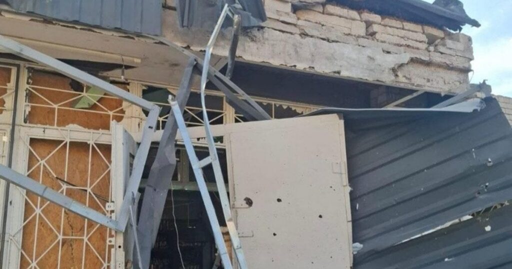 Окупанти вдарили одразу трьома керованими авіабомбами: Федоров повідомив про влучання і жертви Окупанти вдарили одразу трьома керованими авіабомбами: Федоров повідомив про влучання і жертви