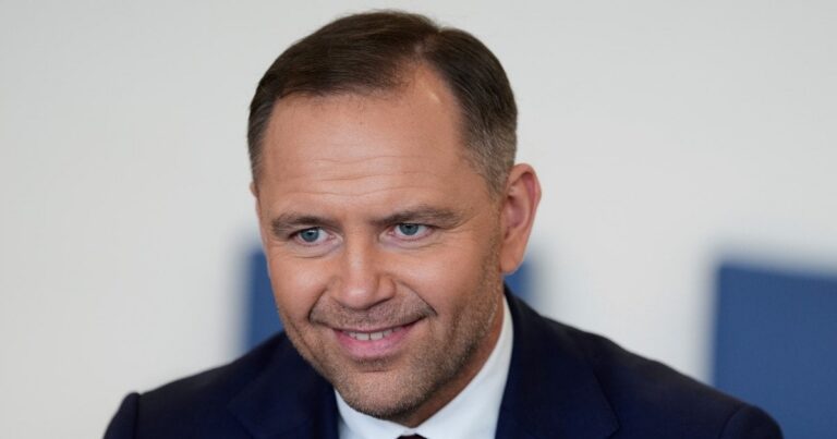 Польща: Чому Президент Не Присутній на Конференції з Відновлення України? Розкриваємо Всі Деталі!