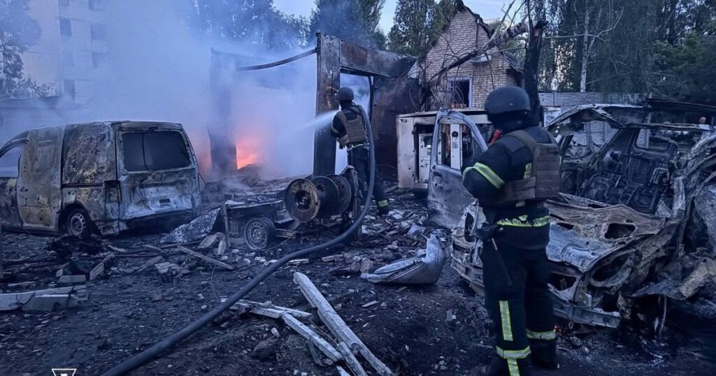 “Вибух, нас присипало”: очевидці розповіли, як дивом вижили під час удару по Києву, на місцях руїни (відео) “Вибух, нас присипало”: очевидці розповіли, як дивом вижили під час удару по Києву, на місцях руїни (відео)