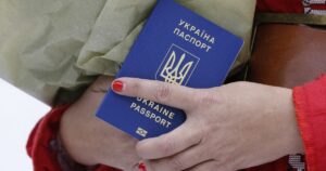 Подовжені паспорти – кінець епохи: як українцям тепер подорожувати світом?