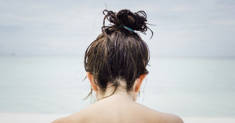 Як мити голову без шкоди для спини: фізіотерапевт розкриває поширену помилку
