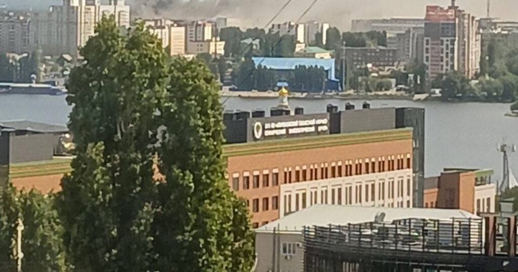 Прилетіло три ракети: момент удару по ключовому заводу у Воронежі потрапив на відео