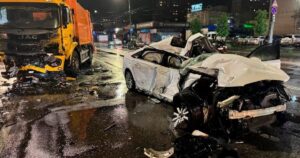 У Києві — нова моторошна ДТП: легковик на великій швидкості врізався у вантажівку (фото)