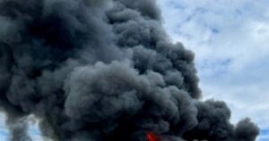 Ракетний удар по Дніпру — влучання у склади АТБ, є постраждалі після повторної атаки — Укрaїнa