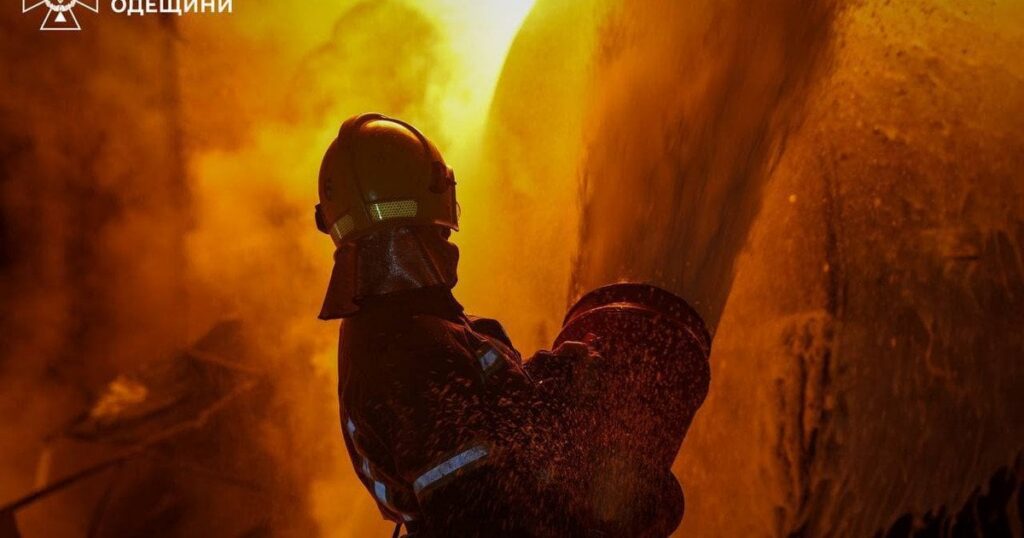 Ворог випалив підприємство в одній з областей: є жертва і постраждалі (фото) Ворог випалив підприємство в одній з областей: є жертва і постраждалі (фото)
