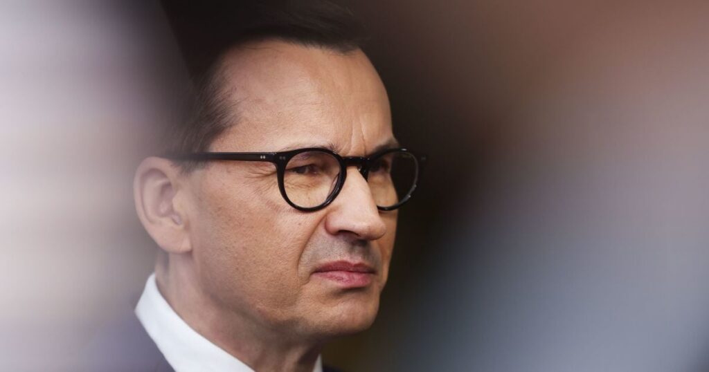Експрем'єр Польщі зробив різку заяву про Україну і відмовився від ордена: куди він його передасть Експрем'єр Польщі зробив різку заяву про Україну і відмовився від ордена: куди він його передасть
