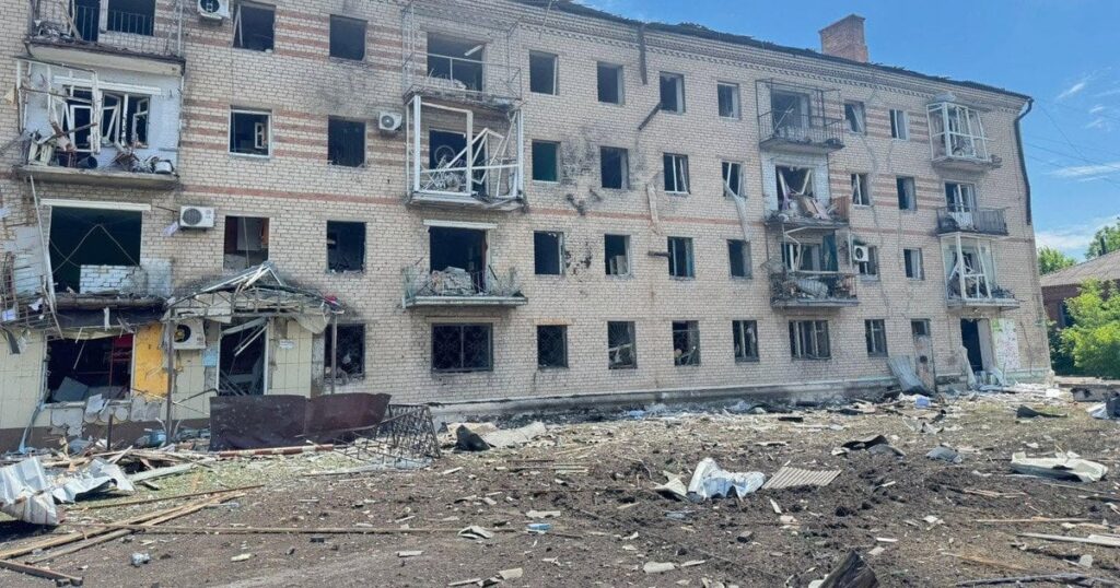 Російська авіація атакувала центр Словʼянська – пошкоджено 23 багатоповерхівки, є поранені – фото, відео — Укрaїнa Російська авіація атакувала центр Словʼянська – пошкоджено 23 багатоповерхівки, є поранені – фото, відео — Укрaїнa