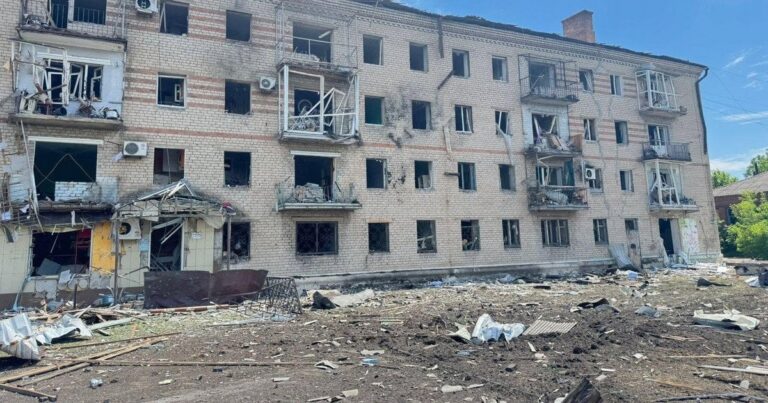 Жорстокий Авіаудар по Серцю Слов’янська: 23 Багатоповерхівки Зруйновано, Є Поранені – Наслідки Російської Агресії