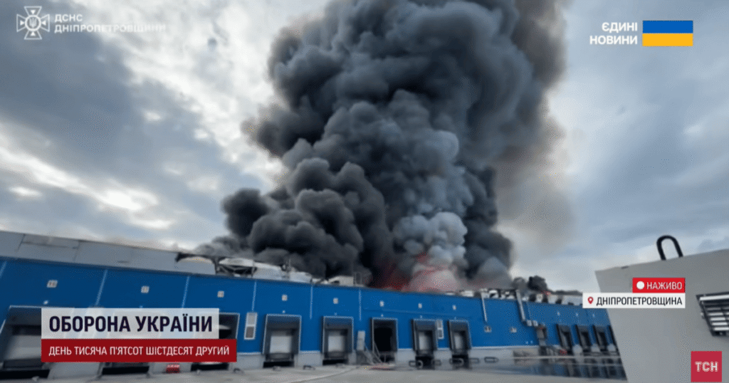 Росіяни дронами та ракетами атакували одну із областей України: спалахнули сильні пожежі (відео) Росіяни дронами та ракетами атакували одну із областей України: спалахнули сильні пожежі (відео)