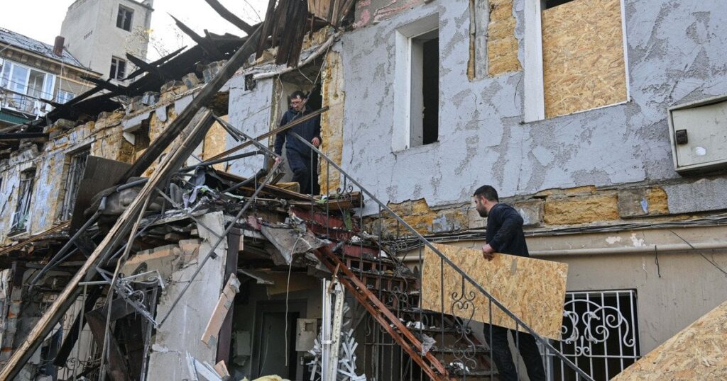 Окупанти вдарили дронами по Харкову: у місті значні руйнування, є поранені Окупанти вдарили дронами по Харкову: у місті значні руйнування, є поранені