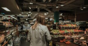 "Такого в Україні ще не бачила": українка показала незвичні продукти у супермаркеті Польщі (відео)