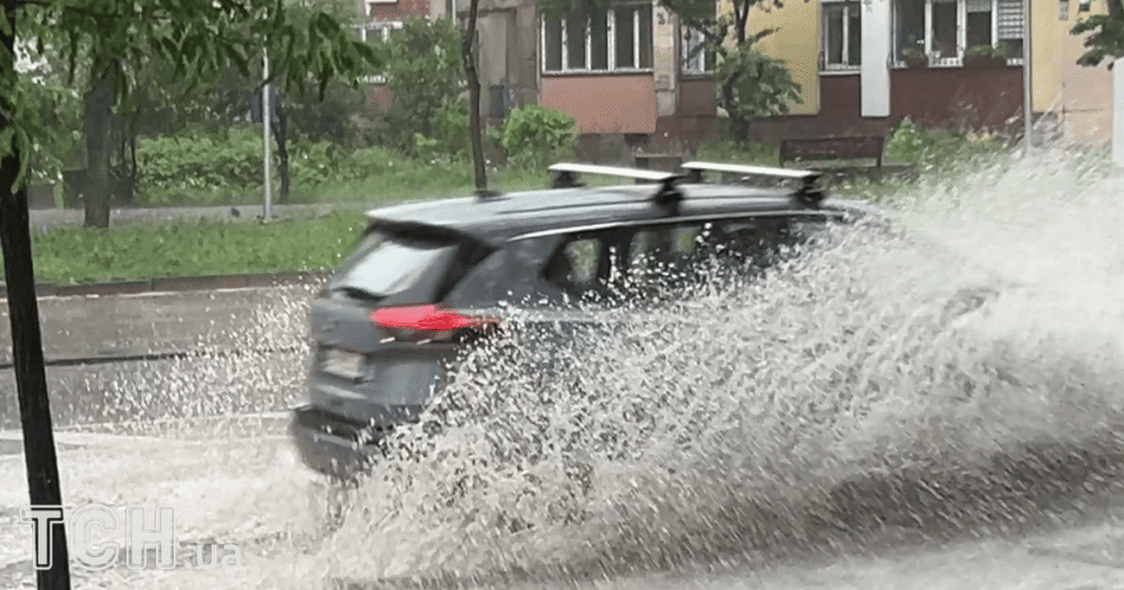 Авто плавають на дорогах, а замість вулиць — ріки: Київ та область затоплює через негоду (відео) Авто плавають на дорогах, а замість вулиць — ріки: Київ та область затоплює через негоду (відео)
