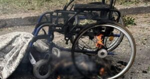 Жах у Нікополі: РФ навмисне вдарила FPV по цивільних, серед вбитих — людина на кріслі колісному (фото 18+)