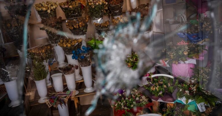 Жорстокий удар по Васильківці: Росіяни атакували ринок КАБами, палали магазини, є поранені