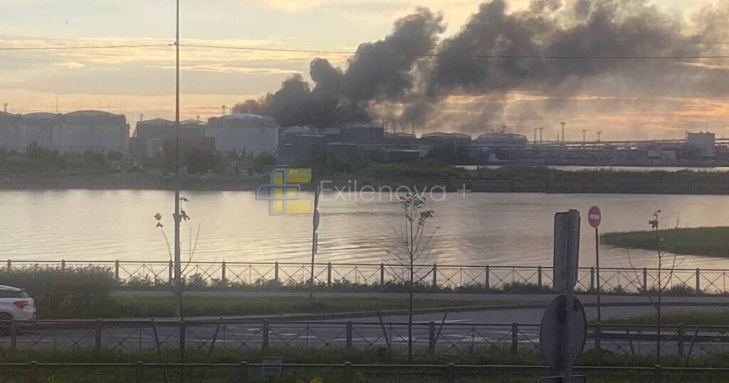 У Санкт-Петербурзі заявили про атаку на нафтовий термінал: місцеві повідомляють про вибухи У Санкт-Петербурзі заявили про атаку на нафтовий термінал: місцеві повідомляють про вибухи