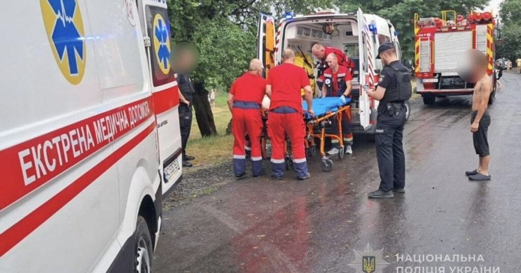 На Волині блискавка вдарила біля водойми: 7 людей знепритомніли — Укрaїнa