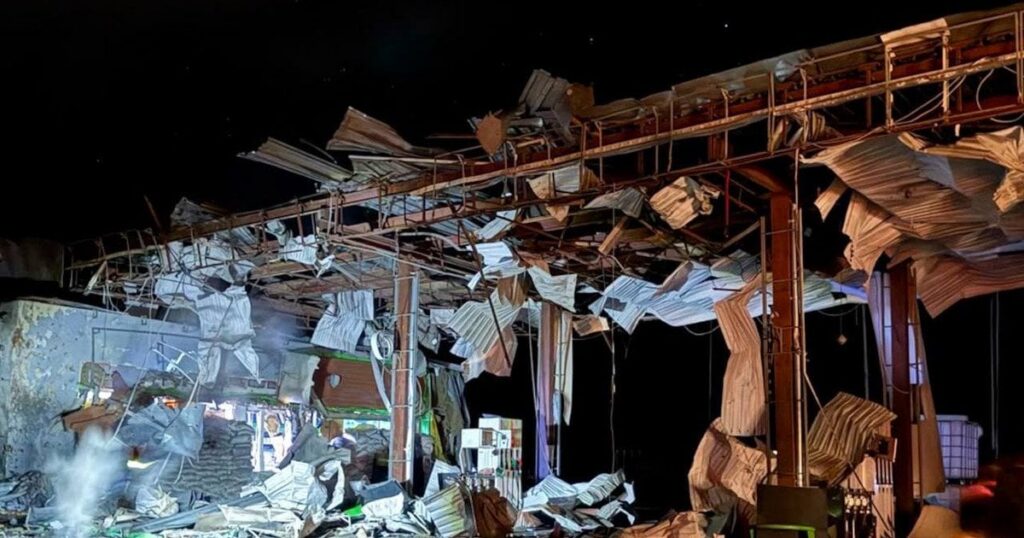 Ворог вдарив безпілотниками по Сумщині: є поранені та перебої зі світлом Ворог вдарив безпілотниками по Сумщині: є поранені та перебої зі світлом