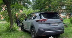 У Хмельницькому авто влетіло у дерево після наїзду на людей: постраждали жінки та дитина — Укрaїнa
