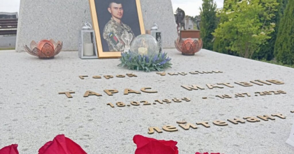 Могила Тараса Матвіїва — у Жидачеві невідомі вчинили наругу, поліція шукає винних — Укрaїнa Могила Тараса Матвіїва — у Жидачеві невідомі вчинили наругу, поліція шукає винних — Укрaїнa
