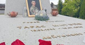 Могила Тараса Матвіїва — у Жидачеві невідомі вчинили наругу, поліція шукає винних — Укрaїнa