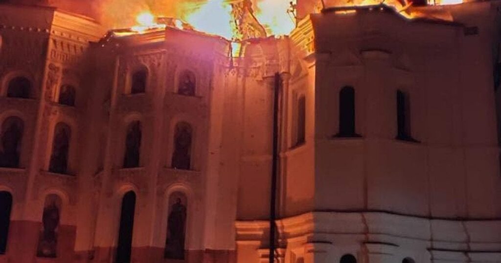 "Що ще має зробити кремлівський антихрист?": Епіфаній відреагував на удар РФ по святині у Києві (фото, відео) "Що ще має зробити кремлівський антихрист?": Епіфаній відреагував на удар РФ по святині у Києві (фото, відео)