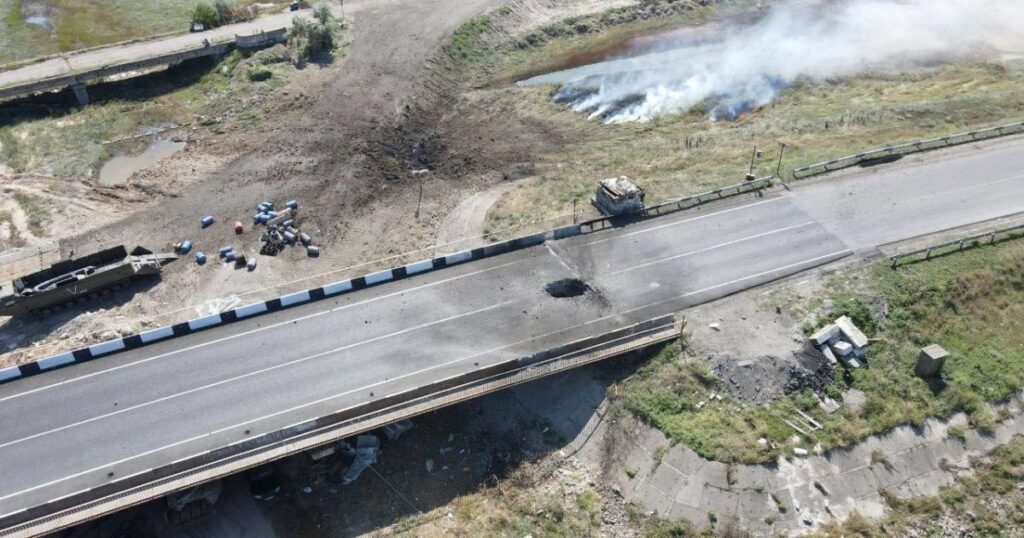 ЗСУ знову вгатили по Чонгарському мосту: ворог ниє, що рух зупинено ЗСУ знову вгатили по Чонгарському мосту: ворог ниє, що рух зупинено