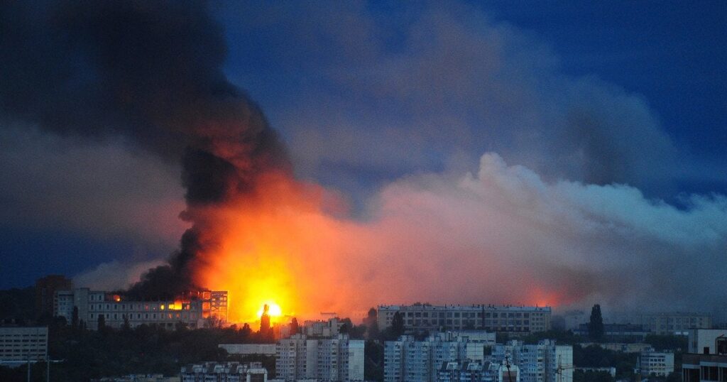Росіяни вдарили по одному з обласних центрів: дрон РФ влетів у багатоповерхівку (фото, відео) Росіяни вдарили по одному з обласних центрів: дрон РФ влетів у багатоповерхівку (фото, відео)