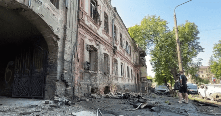 Росіяни завдали удару реактивним “Шахедом” по історичному центру Запоріжжя: є поранені та значні пошкодження