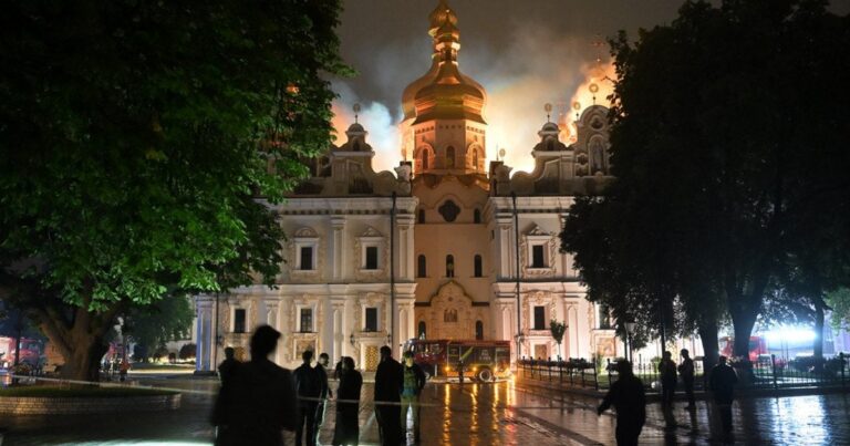 Трагічна Атака на Лавру: Пошкоджено Успенський Собор, Але Святині Врятовано — Київ Вщент Зруйнований? Ні, Відроджений!