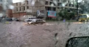 Слідом за Києвом затопило ще два міста України: дороги йдуть під воду, на вулицях “Венеція” (відео)
