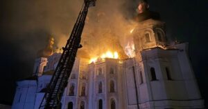 Києво-Печерська Лавра палає: Оксана Забужко про болісний символ та небесний знак дощу над столицею