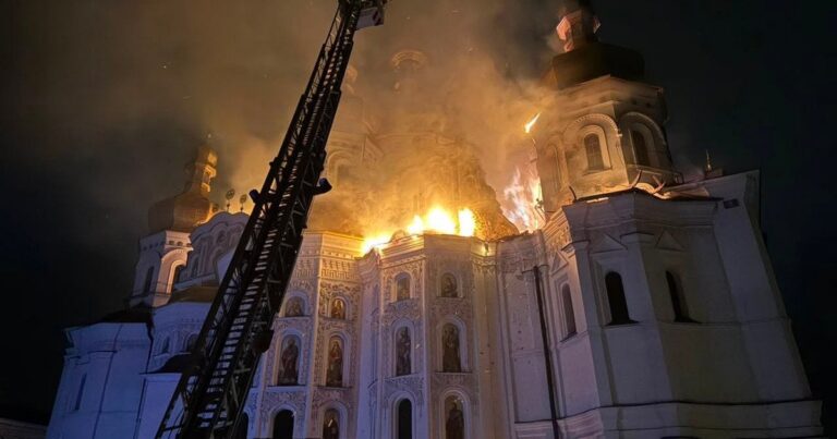 Києво-Печерська Лавра палає: Оксана Забужко про болісний символ та небесний знак дощу над столицею