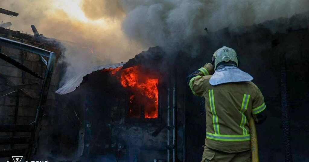 У Києві спалахнула велика пожежа на лівому березі - подробиці — Київ У Києві спалахнула велика пожежа на лівому березі - подробиці — Київ
