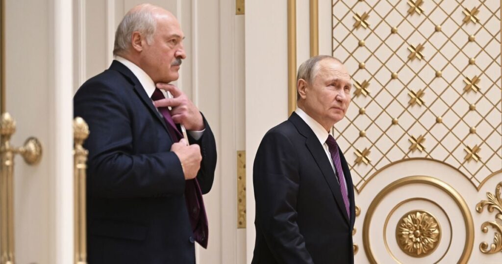 «Грубі окрики»: Путін розкрив реакцію Лукашенка на вимогу Зеленського вимкнути ретранслятори