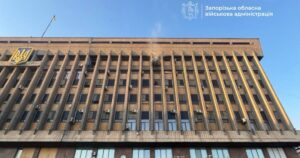 Атака РФ по Запорізькій ОДА: росіяни двічі поцілили в адмінбудівлю - фото, відео — Укрaїнa