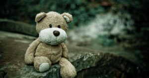 Трагедія на півночі Угорщини: 6-річна дівчинка загинула під вагою 200-кілограмового стовпа
