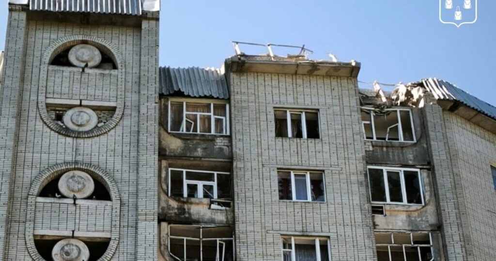 Росіяни вдарили по дев’ятиповерхівці в обласному центрі України: перші деталі (фото, відео) Росіяни вдарили по дев’ятиповерхівці в обласному центрі України: перші деталі (фото, відео)