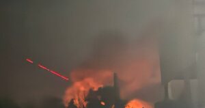 У Луганську після вибухів спалахнула масштабна пожежа: могла горіти нафтобаза — Происшествия