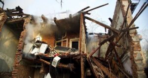 Росія вдарила по житловому кварталу в обласному центрі: у місті багато загиблих, сильні руйнування (фото)