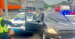 Небезпечне Нічне Переслідування у Києві: Водій Honda без номерів протаранив три поліцейські авто!